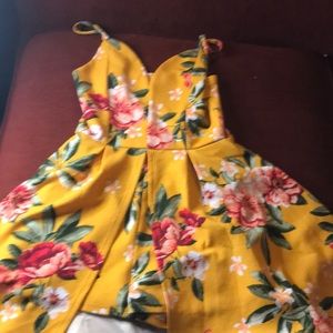 Im selling a foral dress with shorts